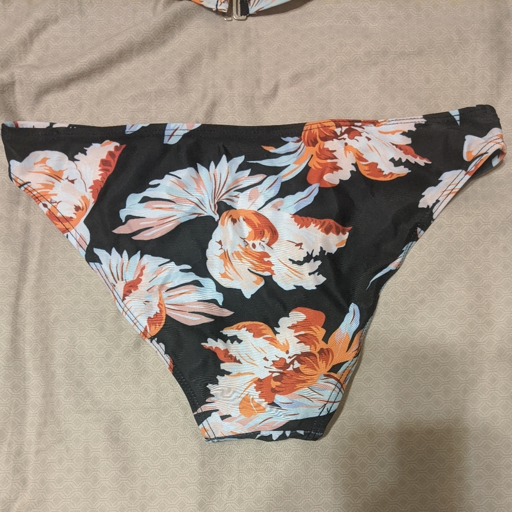 Bikini - Picture 4 of 4